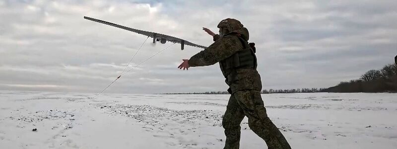 Das Starlink-System wurde intensiv von beiden Seiten für die Navigation von Drohnen genutzt. (Handout) - Foto: Uncredited/Russian Defense Ministry Press Service/AP/dpa