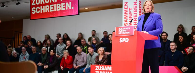 Szene aus dem Willy-Brandt-Haus am Wochenende: Parteichefin Bärbel Bas verteidigte den Sozialstaat. (Archivfoto) - Foto: Sebastian Christoph Gollnow/dpa