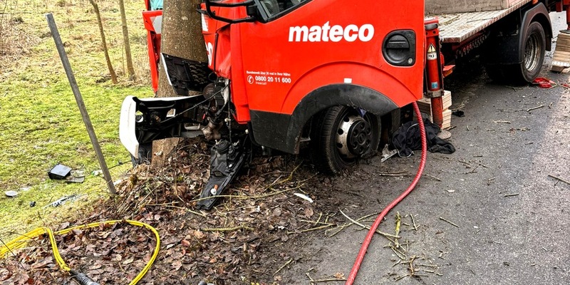 Feuerwehr MTK: Feuerwehr befreit zwei Personen aus LKW mit hydraulischem Rettungsgerät - Foto: presseportal.de