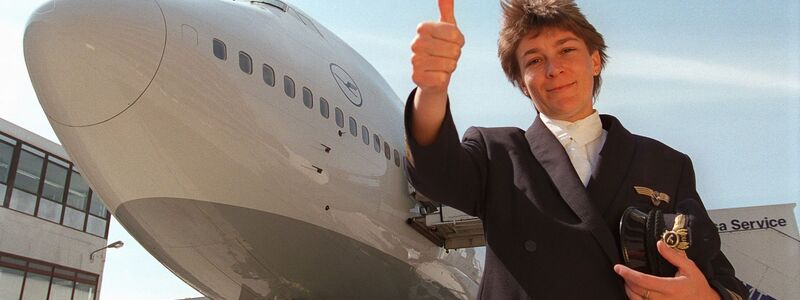 Erst 1986 kam die erste Frau in die Pilotenausbildung der Lufthansa. (Archivbild) - Foto: Arne Dedert/dpa