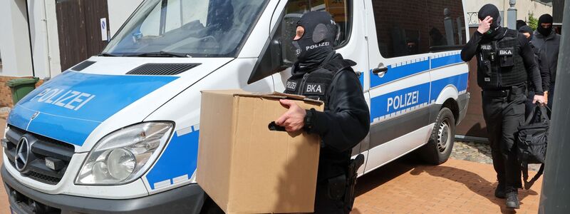 Die Polizei durchsuchte im Mai 2025 Gebäude in mehreren Bundesländern. (Archivbild) - Foto: Bernd Wüstneck/dpa