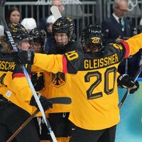 Gute Laune: Das DEB-Team um Kapitänin Daria Gleißner feiert Torschützin Laura Kluge nach dem 1:0. - Foto: Carolyn Kaster/AP/dpa