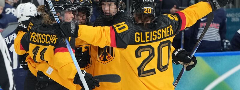 Gute Laune: Das DEB-Team um Kapitänin Daria Gleißner feiert Torschützin Laura Kluge nach dem 1:0. - Foto: Carolyn Kaster/AP/dpa