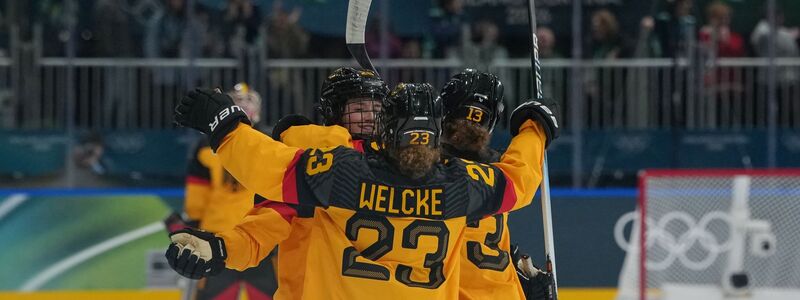Nina Jobst-Smith feiert das 2:1 mit Lilli und Luisa Welcke. - Foto: Carolyn Kaster/AP/dpa