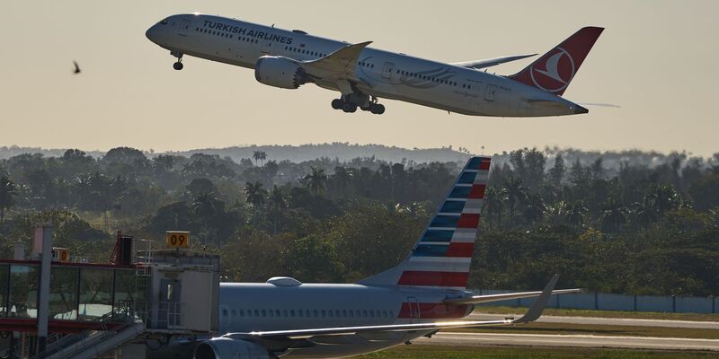 Wegen des US-Ölembargos hat Kuba unter anderem Sparmaßnahmen die Betankung von Flugzeugen ausgesetzt.  - Foto: Ramon Espinosa/AP/dpa