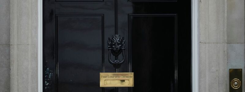 Am Regierungssitz Downing Street 10 ist Bangen angesagt. - Foto: Alastair Grant/AP/dpa