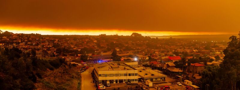Waldbrände bei Sonnenaufgang in der Nähe von Lirquen in Chile. - Foto: Javier Torres/AP/dpa