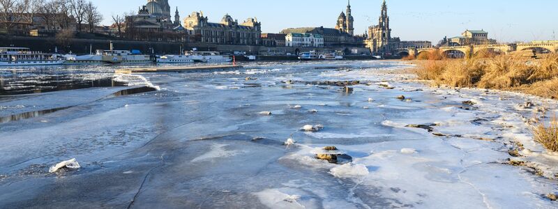 Vereist ist das Elbufer vor der historischen Altstdtkulisse im Januar - Foto: Robert Michael/dpa