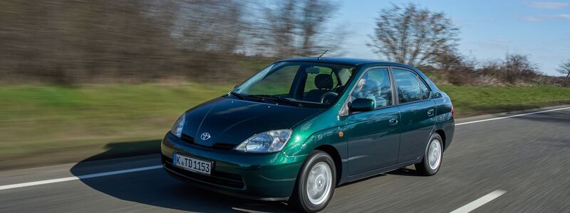 Hässliches Entlein und Elektro-Pionier: Ob man das Design des Toyota Prius nun mag, bleibt Geschmacksache. Seine Vorreiterrolle in Sachen Elektromobilität ist aber unbestritten. (Archivbild) - Foto: Toyota/dpa-tmn