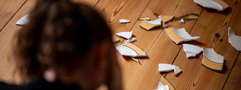 Die Teilnehmer der Umfrage wurden auch zu Gewalt durch Partner oder Ex-Partner befragt. (Symbolbild) - Foto: Fabian Sommer/dpa