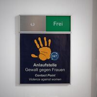 Nur wenige Vergewaltigungen werden zur Anzeige gebracht. Am Kölner Hauptbahnhof und am Berliner Ostbahnhof gibt es bei der Bundespolizei Anlaufstellen für Frauen, die Opfer von Gewalt geworden sind. (Symbolbild)  - Foto: Henning Kaiser/dpa