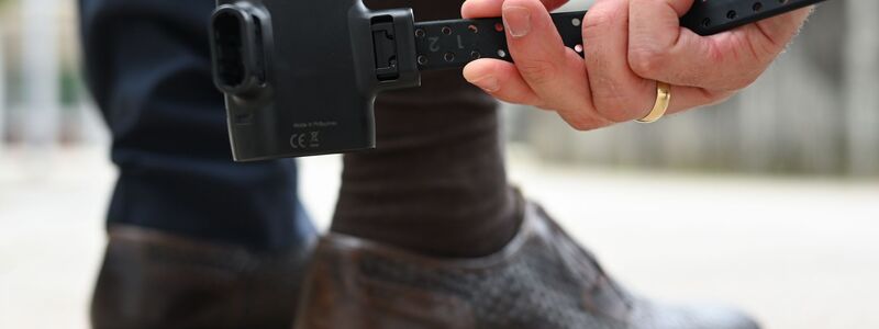 Elektronische Fußfesseln sollen helfen, Frauen vor gewalttätigen Ex-Partnern zu schützen. (Symbolbild) - Foto: Arne Dedert/dpa