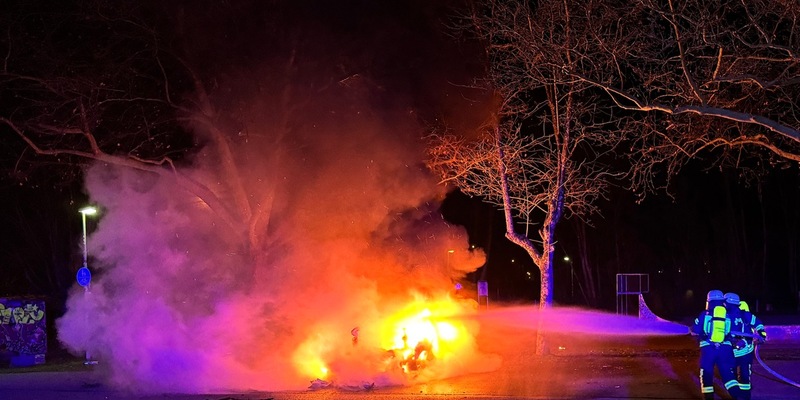 FW-OG: Tesla brennt auf Gifiz-Parkplatz aus - Foto: presseportal.de