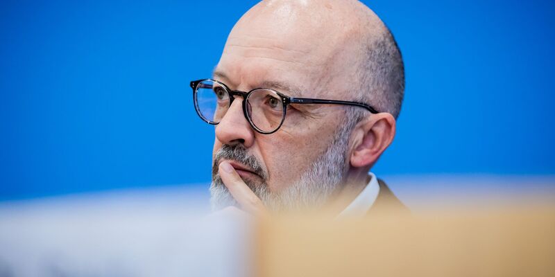 Ifo-Experte Timo Wollmershäuser sieht den konjunkturellen Tiefpunkt durchschritten. (Archivbild) - Foto: Christoph Soeder/dpa