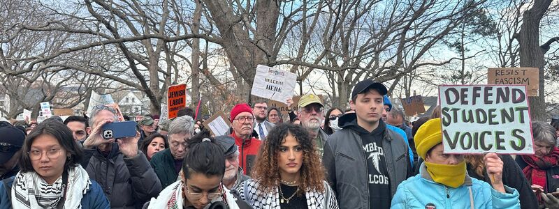 Videoaufnahmen der Festnahme von Rümeysa Öztürk lösten landesweit Empörung aus. (Archivbild) - Foto: Michael Casey/AP/dpa