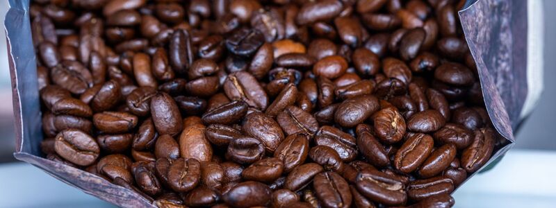 Umfragen zufolge trinken 68 Prozent der Menschen in Deutschland täglich Kaffee, 15 Prozent mehrmals wöchentlich.  - Foto: Jens Büttner/dpa