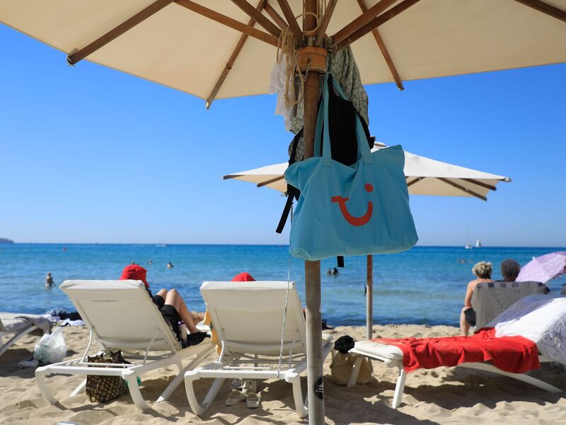 Bei Tui scheint die Sonne: Für das Quartal bis Ende Dezember legt der Reisekonzern gute Zahlen vor. (Archivbild) - Foto: Clara Margais/dpa