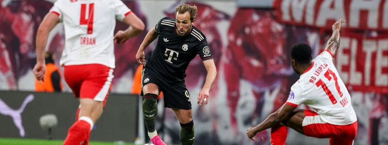 Kann Leipzigs Defensive um Willi Orban (l) und Ridle Baku (r) diesmal Bayerns Torexpress um Harry Kane (M) stoppen? (Archivbild) - Foto: Jan Woitas/dpa
