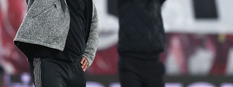 Schon zum dritten Mal in dieser Saison treffen die Trainer Vincent Kompany (l) und Ole Werner am Spielfeldrand aufeinander. (Archivbild) - Foto: Jan Woitas/dpa