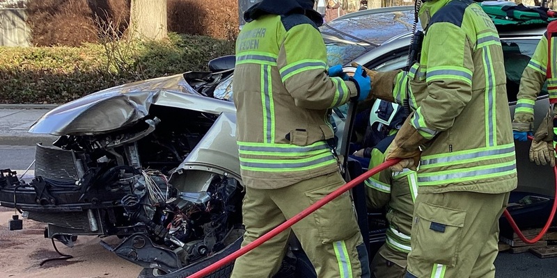 FW Dresden: Verkehrsunfall - Feuerwehr befreit eingeklemmten Fahrer - Foto: presseportal.de