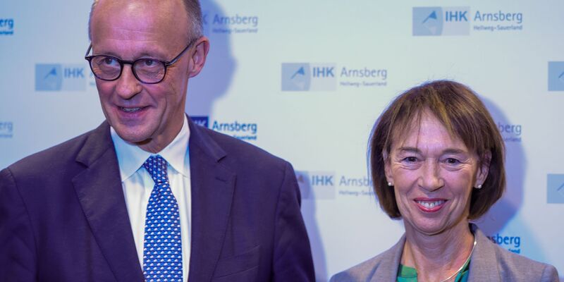 Bundeskanzler Friedrich Merz (CDU) und seine Frau Charlotte (Archivfoto) - Foto: Christoph Reichwein/dpa