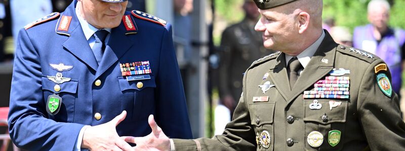 Eine Ebene unter Oberbefehlshaber General Christopher G. Cavoli (r) wird es demnächst einige Änderungen in der Nato-Kommandostruktur geben. Das Kommando über das Joint Force Command Brunssum werden sich dann Deutschland und Polen im Rotationsprinzip teilen. Derzeit wird es von dem deutschen General Ingo Gerhartz geführt (l). (Archivbild) - Foto: Federico Gambarini/dpa