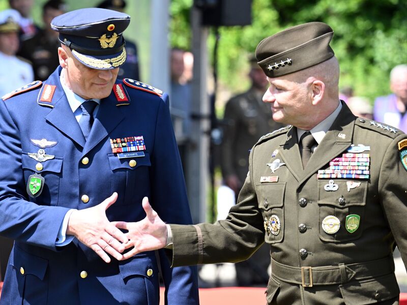 Eine Ebene unter Oberbefehlshaber General Christopher G. Cavoli (r) wird es demnächst einige Änderungen in der Nato-Kommandostruktur geben. Das Kommando über das Joint Force Command Brunssum werden sich dann Deutschland und Polen im Rotationsprinzip teilen. Derzeit wird es von dem deutschen General Ingo Gerhartz geführt (l). (Archivbild) - Foto: Federico Gambarini/dpa