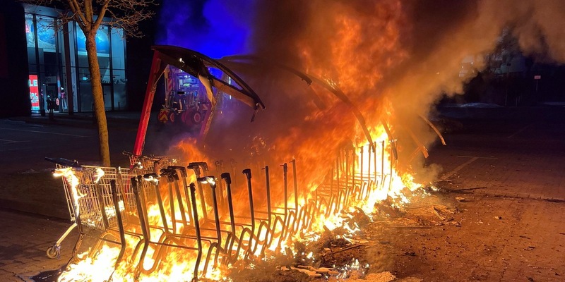 POL-MI: Unterstand geht in Flammen auf - Polizei sucht Zeugen - Foto: presseportal.de