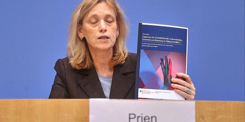 Karin Prien bei der Vorstellung einer Dunkelfeldstudie am 10.02.2026 - Foto: via dts Nachrichtenagentur