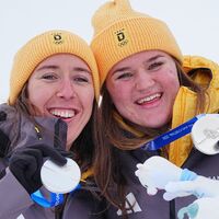 Kira Weidle-Winkelmann (links) jubelt zusammen mit Emma Aicher über Kombi-Silber. - Foto: Michael Kappeler/dpa
