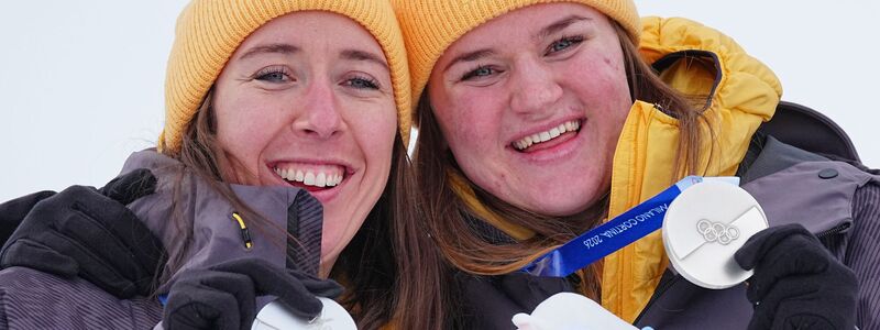 Kira Weidle-Winkelmann (links) jubelt zusammen mit Emma Aicher über Kombi-Silber. - Foto: Michael Kappeler/dpa