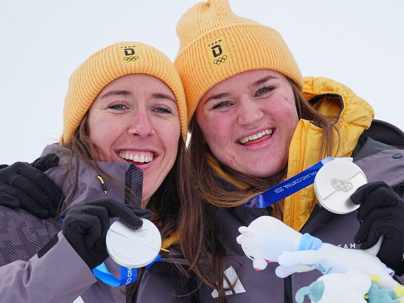Kira Weidle-Winkelmann (links) jubelt zusammen mit Emma Aicher über Kombi-Silber. - Foto: Michael Kappeler/dpa