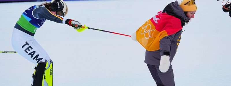 Konnten im Ziel gut Rumflachsen: Emma Aicher (links) und Kira Weidle-Winkelmann. - Foto: Michael Kappeler/dpa