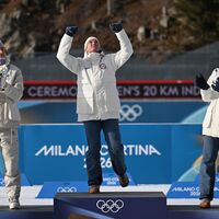 Johan-Olav Botn (m) denkt bei seinem größten Erfolg an seinen gestorbenen Teamkollegn Sivert Bakken. - Foto: Hendrik Schmidt/dpa