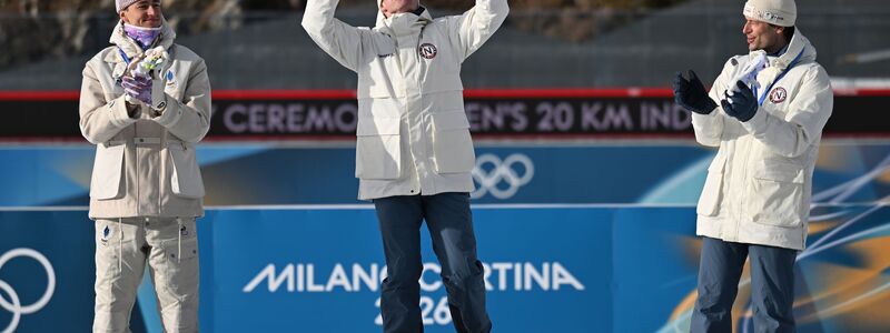 Johan-Olav Botn (m) denkt bei seinem größten Erfolg an seinen gestorbenen Teamkollegn Sivert Bakken. - Foto: Hendrik Schmidt/dpa