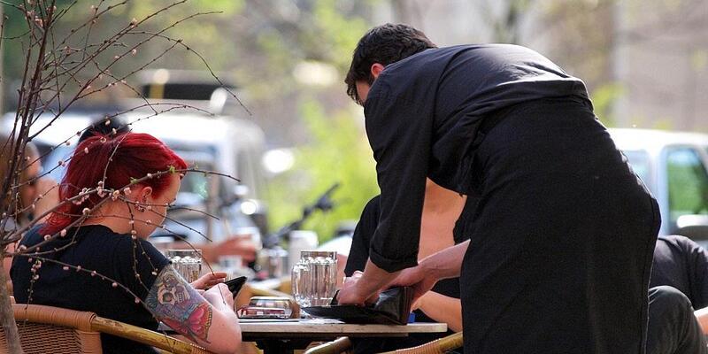 Bedienung in einem Café (Archiv) - Foto: via dts Nachrichtenagentur