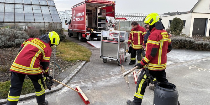FW Reichenau: Dieselspur auf Strasse abgestreut, Reichenau-Mittelzell, 10.02.2026 - Foto: presseportal.de