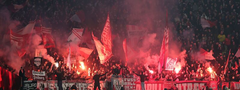 Freiburgs Fans zündeten viel Pyrotechnik. - Foto: Andreas Gora/dpa