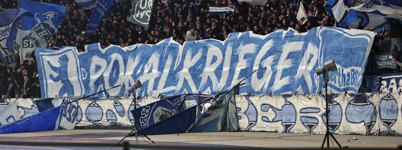 Über 55.000 Fans waren am Dienstagabend für das Pokalspiel im Olympiastadion.  - Foto: Andreas Gora/dpa