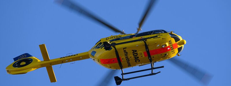 Ein Hubschrauber der ADAC Luftrettung fliegt am Himmel. (Archivbild) - Foto: Robert Michael/dpa