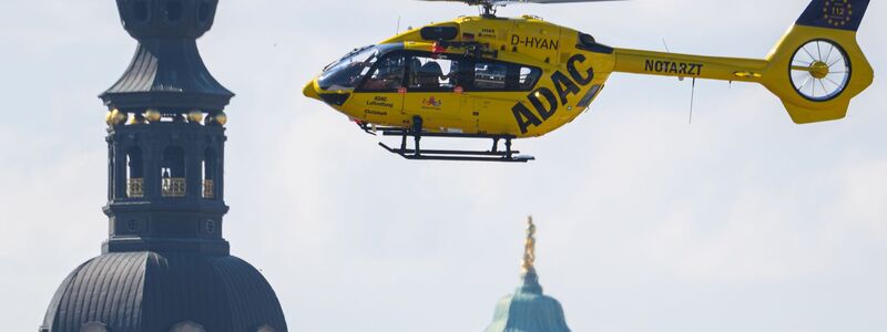 Leistet im Ernstfall schnelle Hilfe aus der Luft: Ein Rettungshubschrauber der ADAC Luftrettung fliegt am Himmel vor der Dresdner Altstadt. (Archivbild) - Foto: Robert Michael/dpa