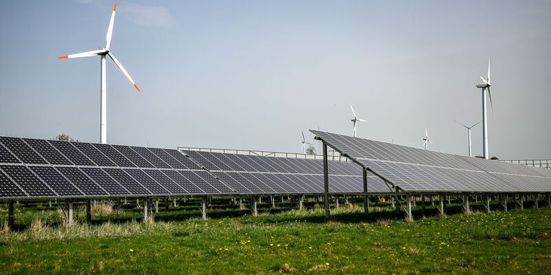 Viele Menschen verbinden die Energiewende der Umfrage zufolge tendenziell eher mit Risiken als mit Chancen. (Symbolbild) - Foto: Jan Woitas/dpa