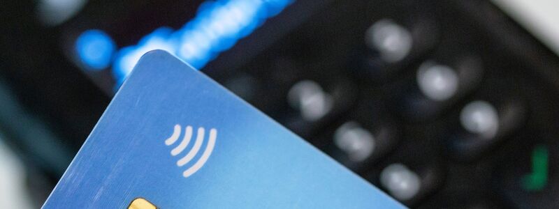 Im vergangenen Jahr haben Verbraucher in Deutschland so häufig bargeldlos mit der Girocard bezahlt wie nie. (Symbolbild) - Foto: Fernando Gutierrez-Juarez/dpa