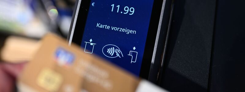 Vor allem das kontaktlose Bezahlen ist beliebt. (Symbolbild) - Foto: Bernd Weißbrod/dpa
