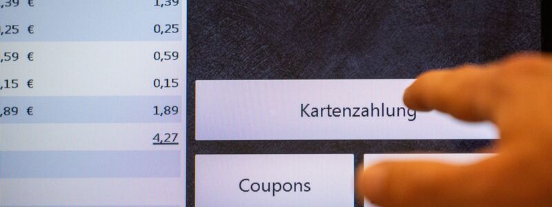 Auch kleinere Beträge werden inzwischen oft mit Karte bezahlt. (Symbolbild) - Foto: Leonie Asendorpf/dpa