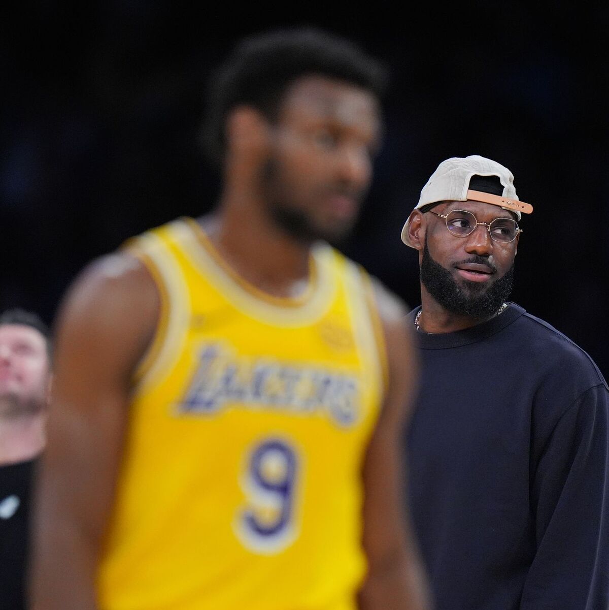 LeBron James konnte bei der deutlichen Niederlage der Lakers nur vom Spielfeldrand zusehen. - Foto: Jae C. Hong/AP/dpa