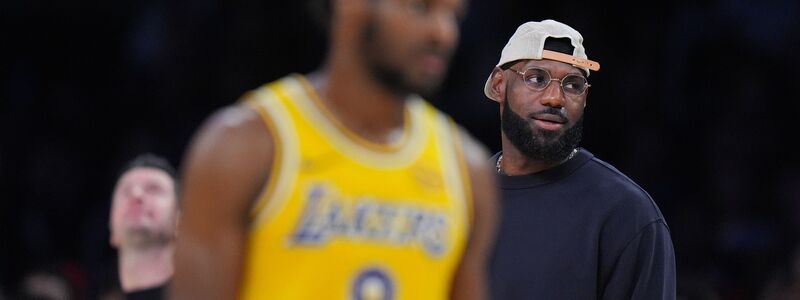 LeBron James konnte bei der deutlichen Niederlage der Lakers nur vom Spielfeldrand zusehen. - Foto: Jae C. Hong/AP/dpa