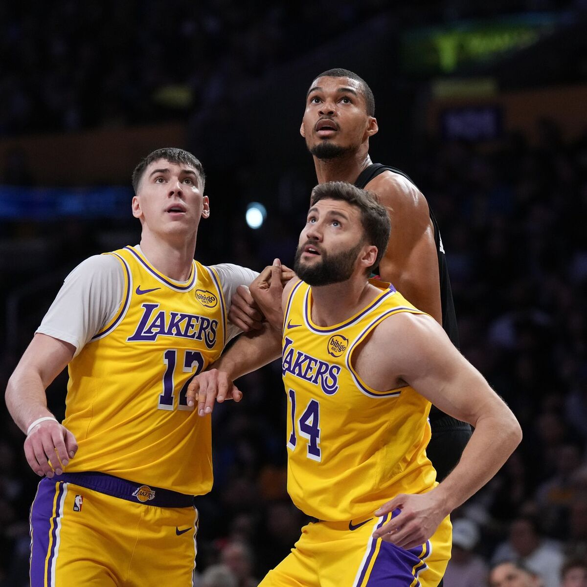 Maxi Kleber (vorne rechts) und seine Lakers fanden keine Antwort auf Victor Wembanyama (hinten). - Foto: Jae C. Hong/AP/dpa