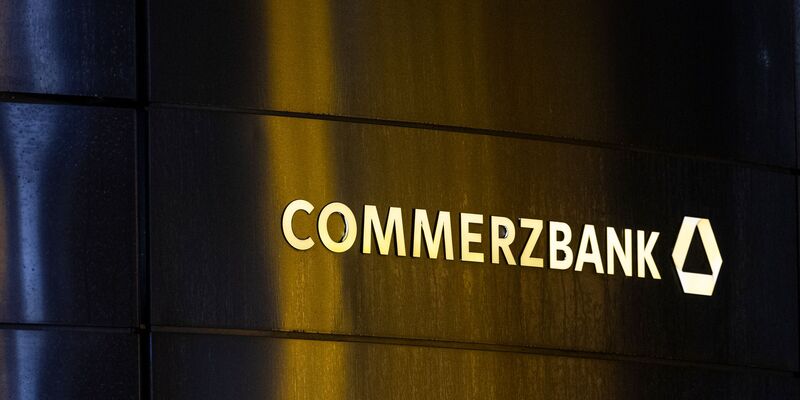 Die Commerzbank will ihren Gewinn noch stärker steigern, doch viele Analysten hatten mehr erwartet. - Foto: Hannes P. Albert/dpa