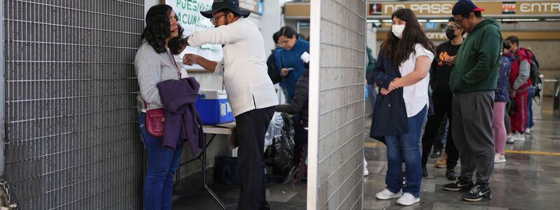Selbst in U-Bahn-Stationen wird geimpft: Schutz vor Masern in Mexiko.  - Foto: Eduardo Verdugo/AP/dpa